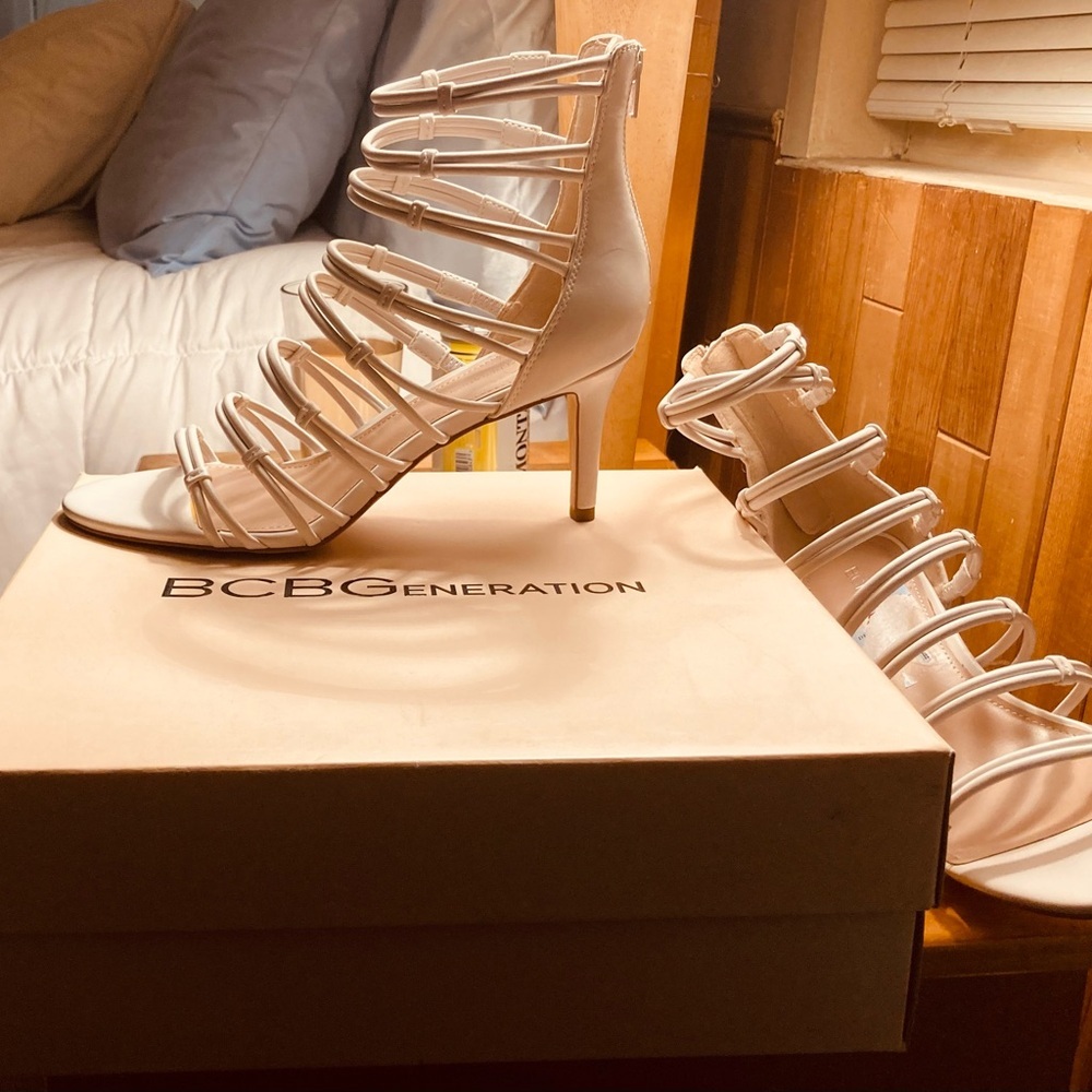 NEW BCBGENERATION WHITE LEATHER STILETTO SANDALS SIZE 9M /39 SEXY SLEEK STRAPS